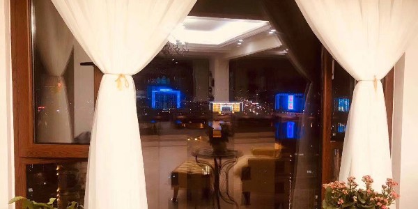 狂風暴雨肆虐，定制鋁包木門窗為家駐守防線