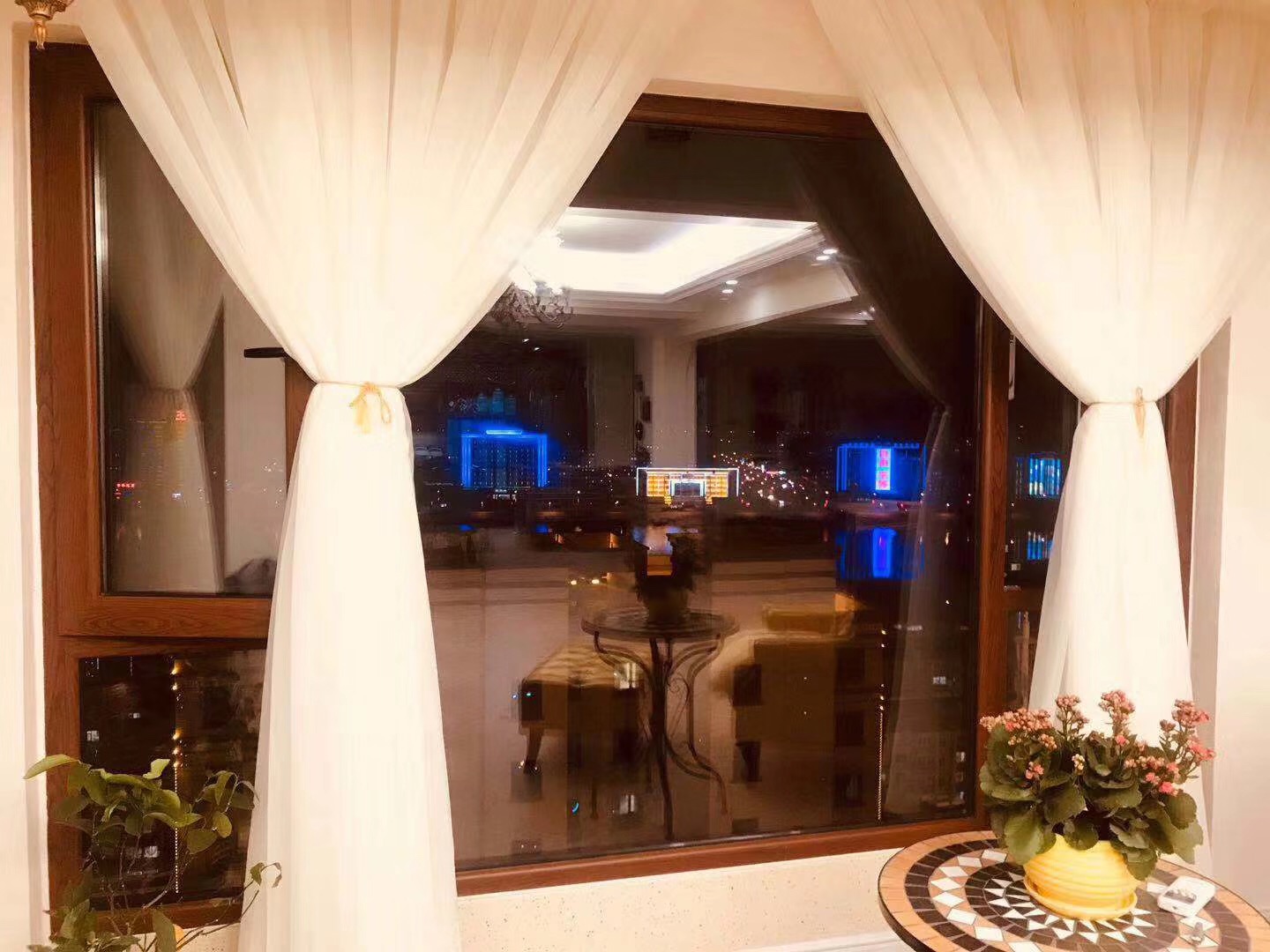 內開內倒鋁包木窗