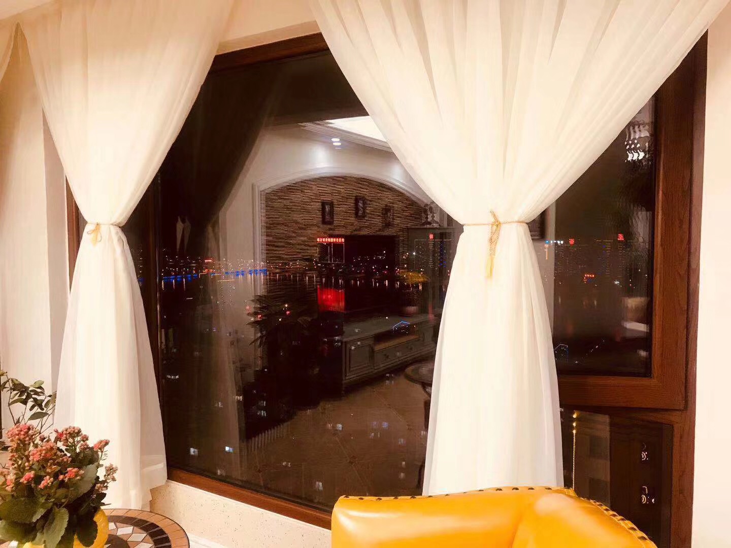 內(nèi)開內(nèi)倒鋁包木窗