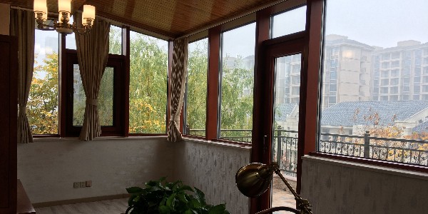 香港警察撐住！定制鋁包木門窗會像你們一樣堅固